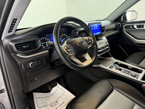 Used 2022 Ford Explorer XLT w/ Equipment Group 202A image 12