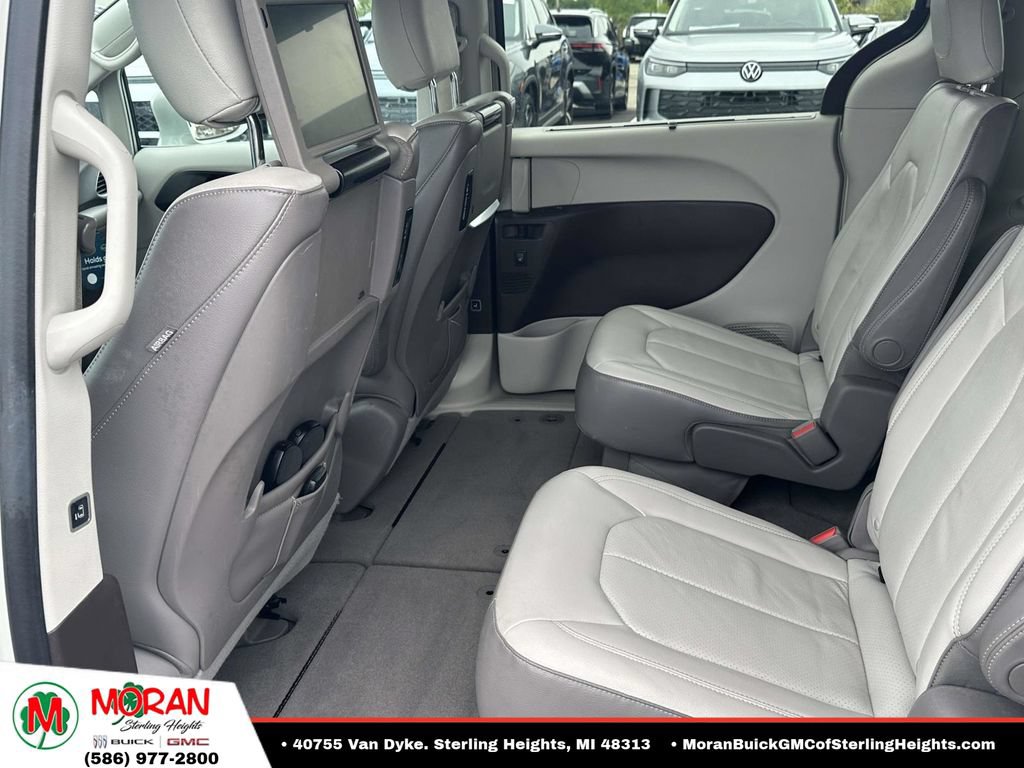 Used 2017 Chrysler Pacifica Touring-L Plus FWD image 10