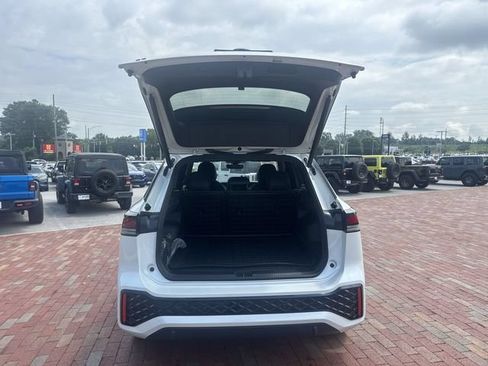 Used 2026 Volkswagen Tiguan SE R-Line FWD image 29