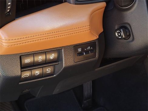 Used 2020 Toyota Avalon Limited image 19