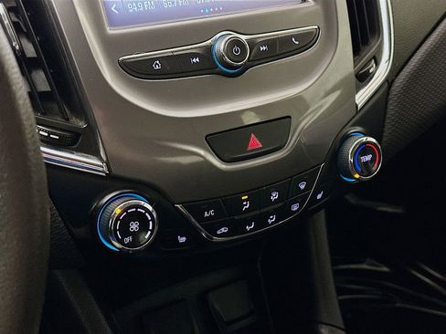 Used 2018 Chevrolet Cruze LT w/ Convenience Package FWD image 20