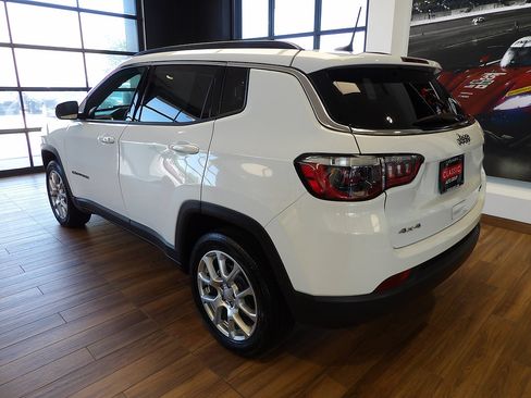 Used 2024 Jeep Compass Latitude w/ Sun and Sound Group AWD/4WD image 8