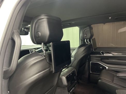 Used 2022 Jeep Wagoneer Series III w/ Premium Group I image 15