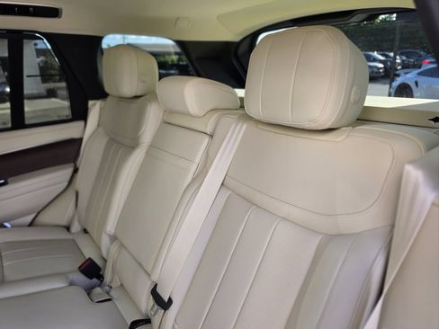 Used 2025 Land Rover Range Rover SE AWD/4WD image 9