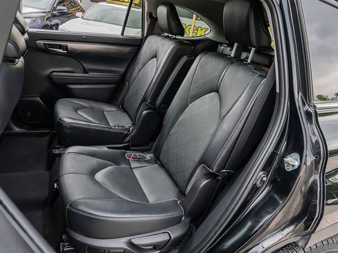 Used 2022 Toyota Highlander Platinum FWD image 17