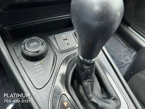 Used 2019 Jeep Cherokee Limited AWD/4WD image 13