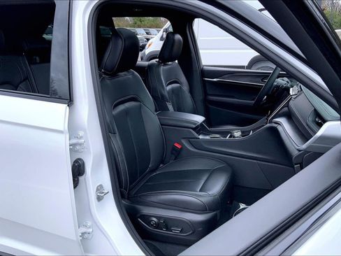 Used 2025 Jeep Grand Cherokee Limited w/ Black Appearance Package image 7