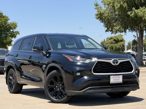 Used 2024 Toyota Highlander LE FWD image 2