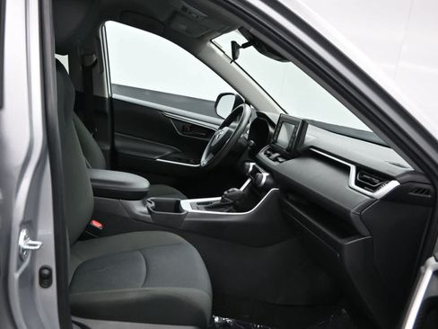 Used 2022 Toyota RAV4 LE FWD image 11
