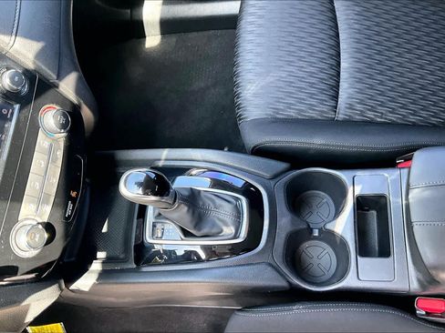 Used 2020 Nissan Rogue S FWD image 16