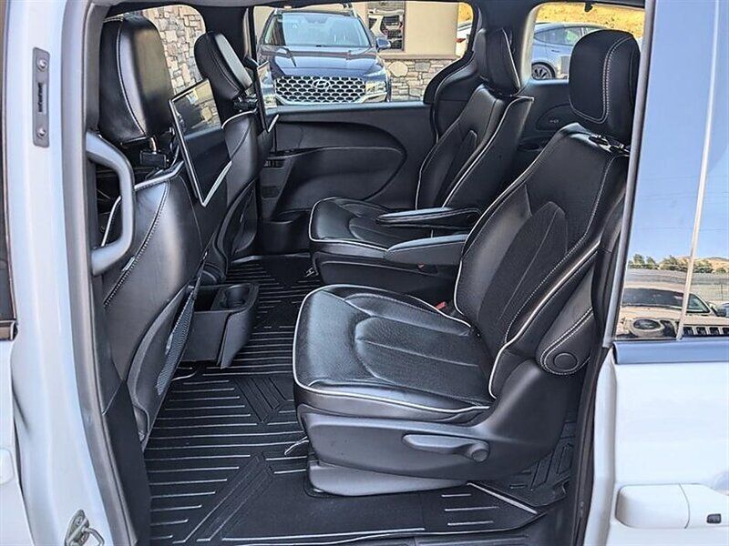 Used 2023 Chrysler Pacifica Limited w/ S Appearance Package FWD image 25