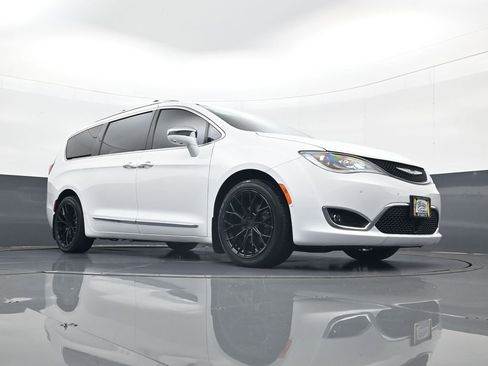 Used 2018 Chrysler Pacifica Limited w/ Advanced Safetytec Group FWD image 24