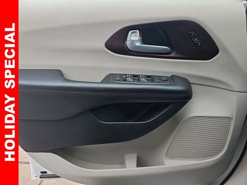 Used 2017 Chrysler Pacifica Limited w/ UConnect Theater Package image 29