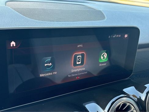 Used 2021 Mercedes-Benz GLB 250 4MATIC image 41