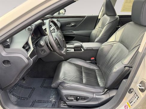 Used 2019 Lexus ES 300h w/ Luxury Package image 9