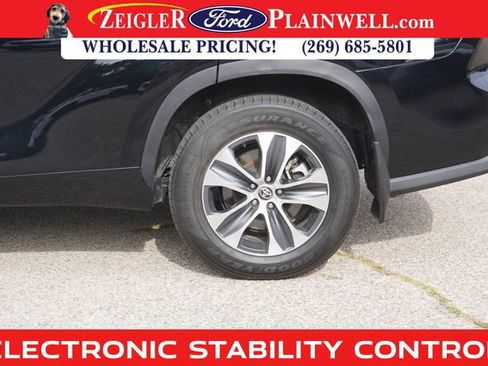 Used 2023 Toyota Highlander XLE image 9