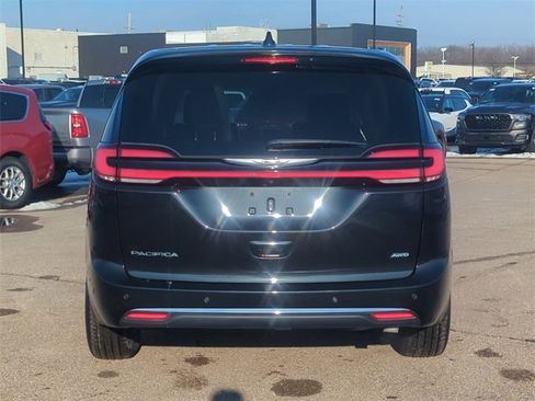 Used 2023 Chrysler Pacifica Touring-L image 4