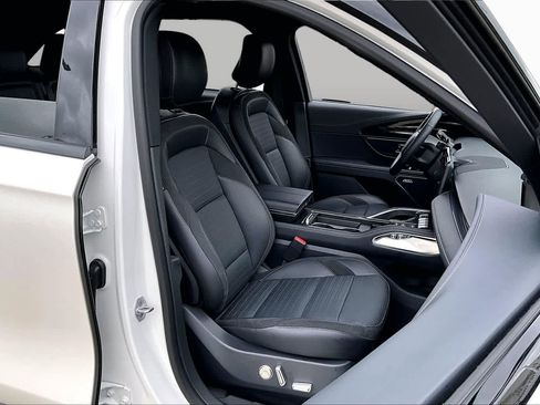 Used 2025 Lincoln Nautilus Reserve w/ Jet Appearance Package AWD/4WD image 8