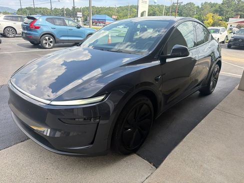 Used 2026 Tesla Model Y Long Range AWD/4WD image 1