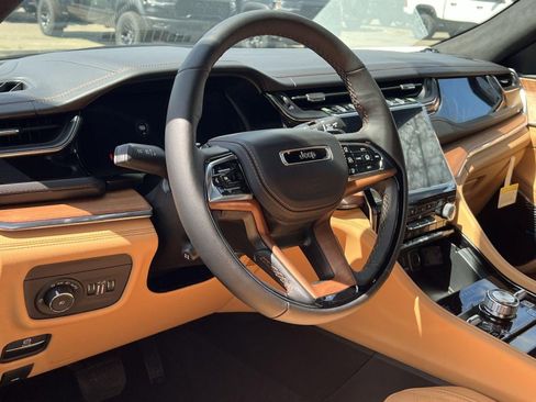 New 2025 Jeep Grand Cherokee Summit image 11