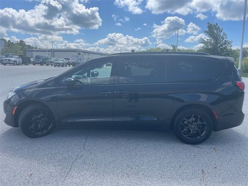 Used 2019 Chrysler Pacifica Touring-L Plus image 9