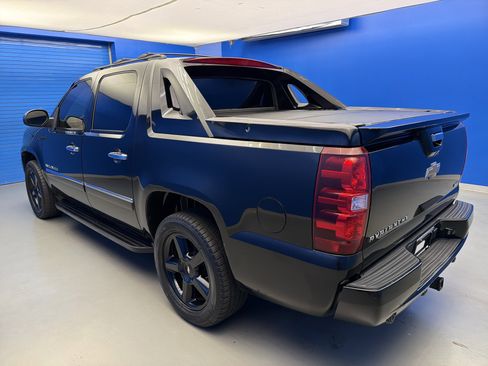 Used 2011 Chevrolet Avalanche LTZ AWD/4WD image 5