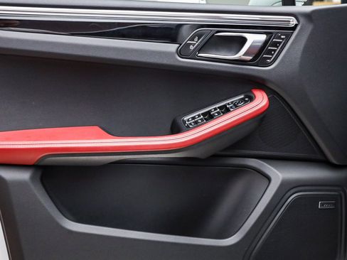 Used 2025 Porsche Macan image 24