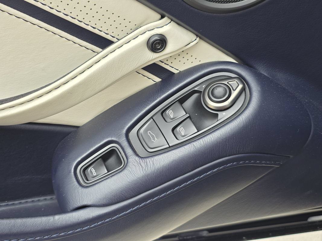 Used 2021 Aston Martin V8 Vantage Roadster RWD image 19