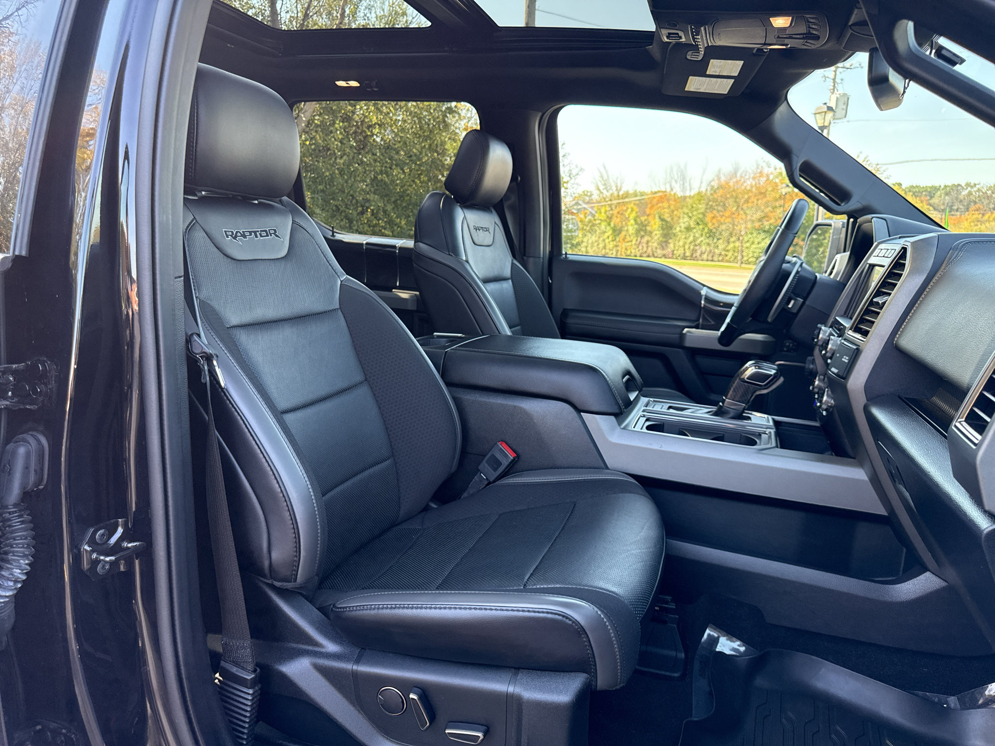 Used 2019 Ford F150 Raptor w/ Equipment Group 802A Luxury AWD/4WD image 33