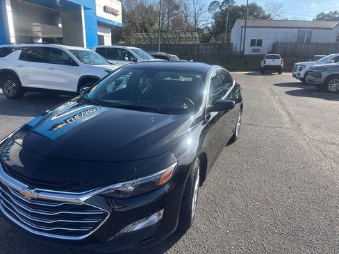 Used 2025 Chevrolet Malibu LT image 2