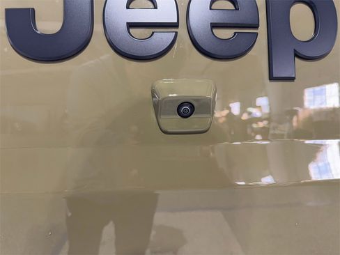 Used 2025 Jeep Gladiator Sport w/ Premium Package image 23