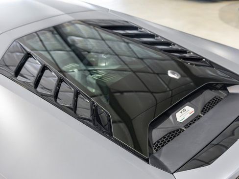 Used 2022 Lamborghini Huracan EVO RWD image 15