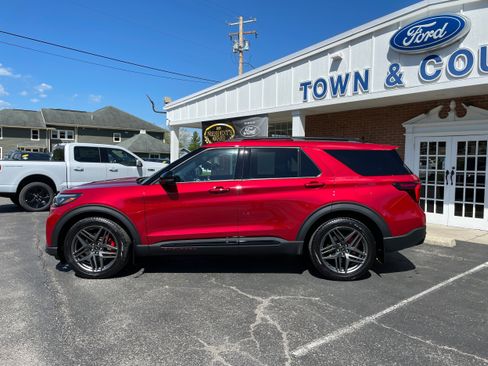Used 2025 Ford Explorer ST w/ Sun And Sound Package AWD/4WD image 8