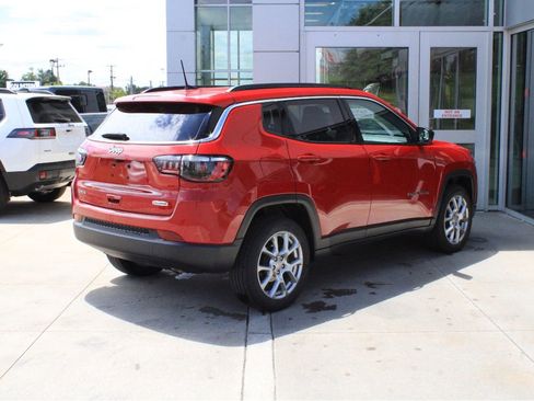 Used 2023 Jeep Compass Latitude w/ Sun and Sound Group AWD/4WD image 6