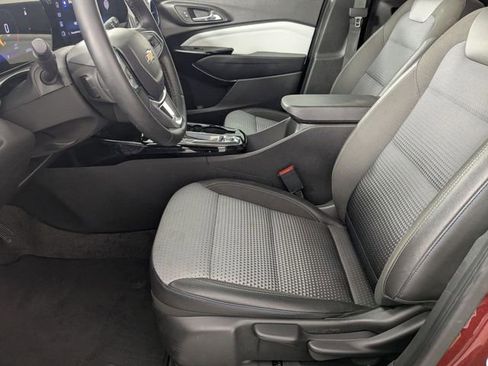 Used 2025 Chevrolet Trax LT w/ LT Convenience Package image 13