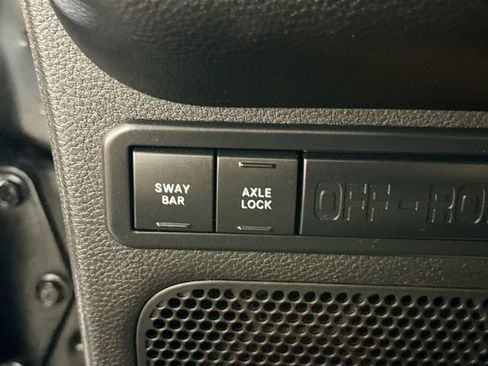 Used 2018 Jeep Wrangler Unlimited Rubicon w/ Connectivity Group AWD/4WD image 11