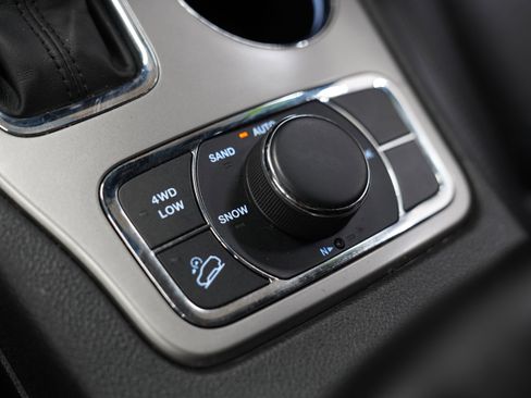 Used 2022 Jeep Grand Cherokee Limited AWD/4WD image 31