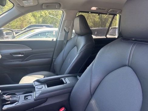 Used 2025 Toyota Grand Highlander FWD image 3