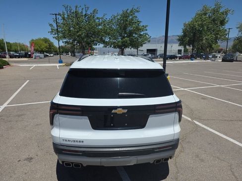 Used 2025 Chevrolet Traverse LT FWD image 6
