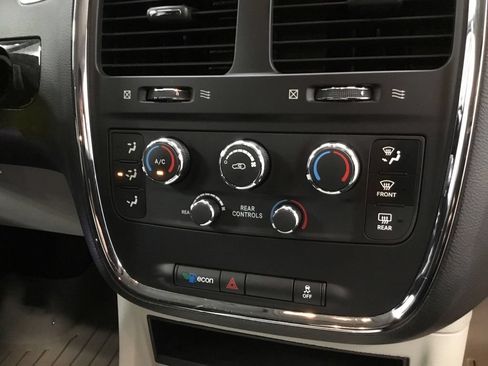 Used 2015 Dodge Grand Caravan SXT FWD image 23