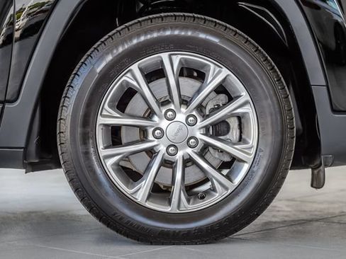 Used 2019 Jeep Cherokee Latitude Plus FWD image 15