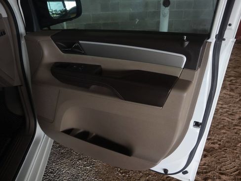 Used 2012 Volkswagen Routan SEL FWD image 33