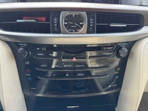 Used 2019 Lexus LX 570 4WD w/ Luxury Package image 32