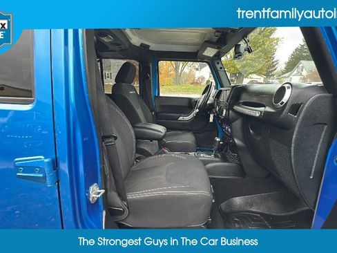 Used 2015 Jeep Wrangler Unlimited Rubicon w/ Connectivity Group image 40