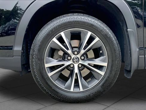 Used 2019 Toyota Highlander LE AWD/4WD image 11
