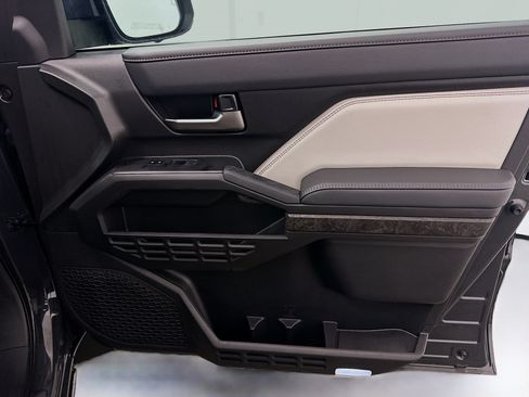 Used 2025 Toyota Tacoma Limited AWD/4WD image 34