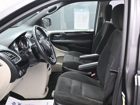 Used 2017 Dodge Grand Caravan SE image 16