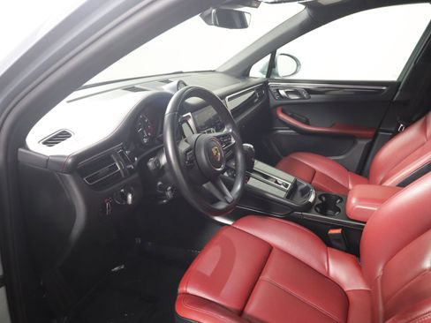 Certified 2023 Porsche Macan image 4