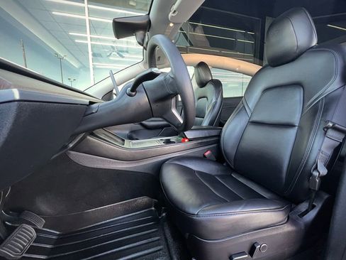 Used 2021 Tesla Model Y Long Range image 9