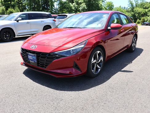 Used 2023 Hyundai Elantra SEL w/ Convenience Package FWD image 3